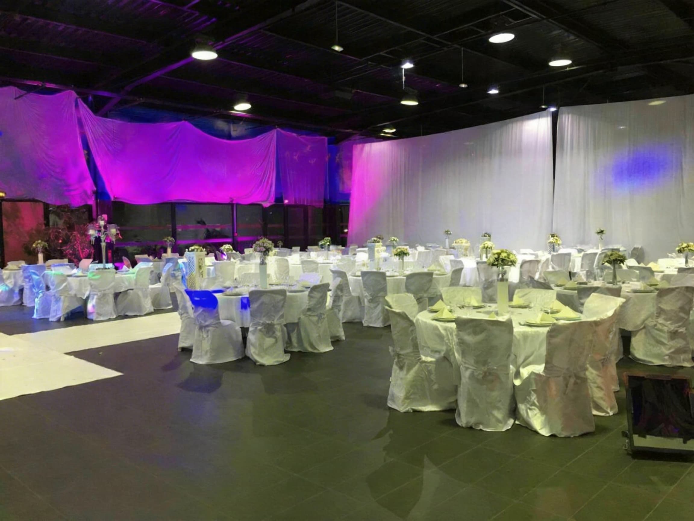 Grande salle dressée avec éclairage d'ambiance