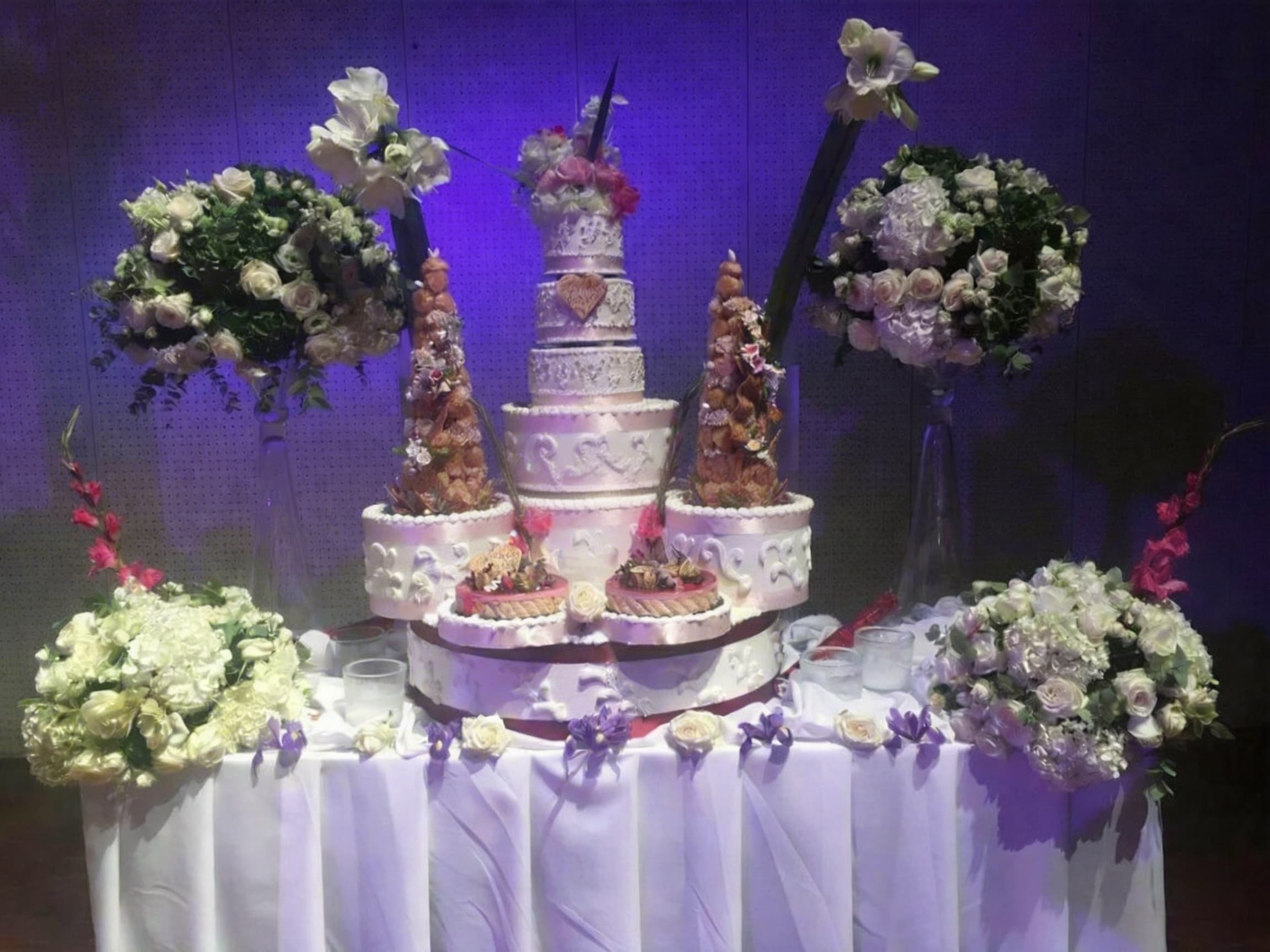 Pièce montée et arrangements floraux