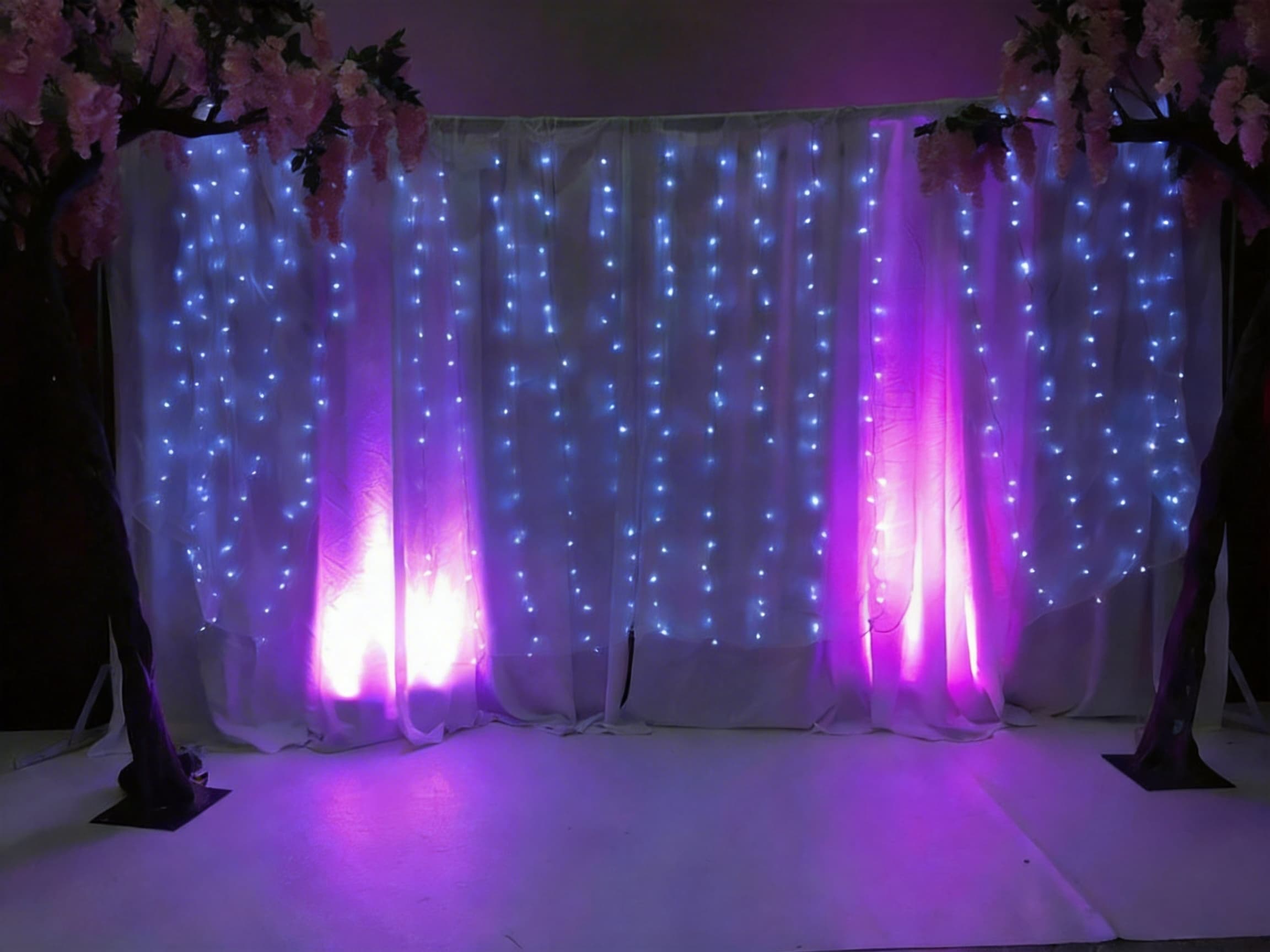 Décor lumineux avec rideau de lumières