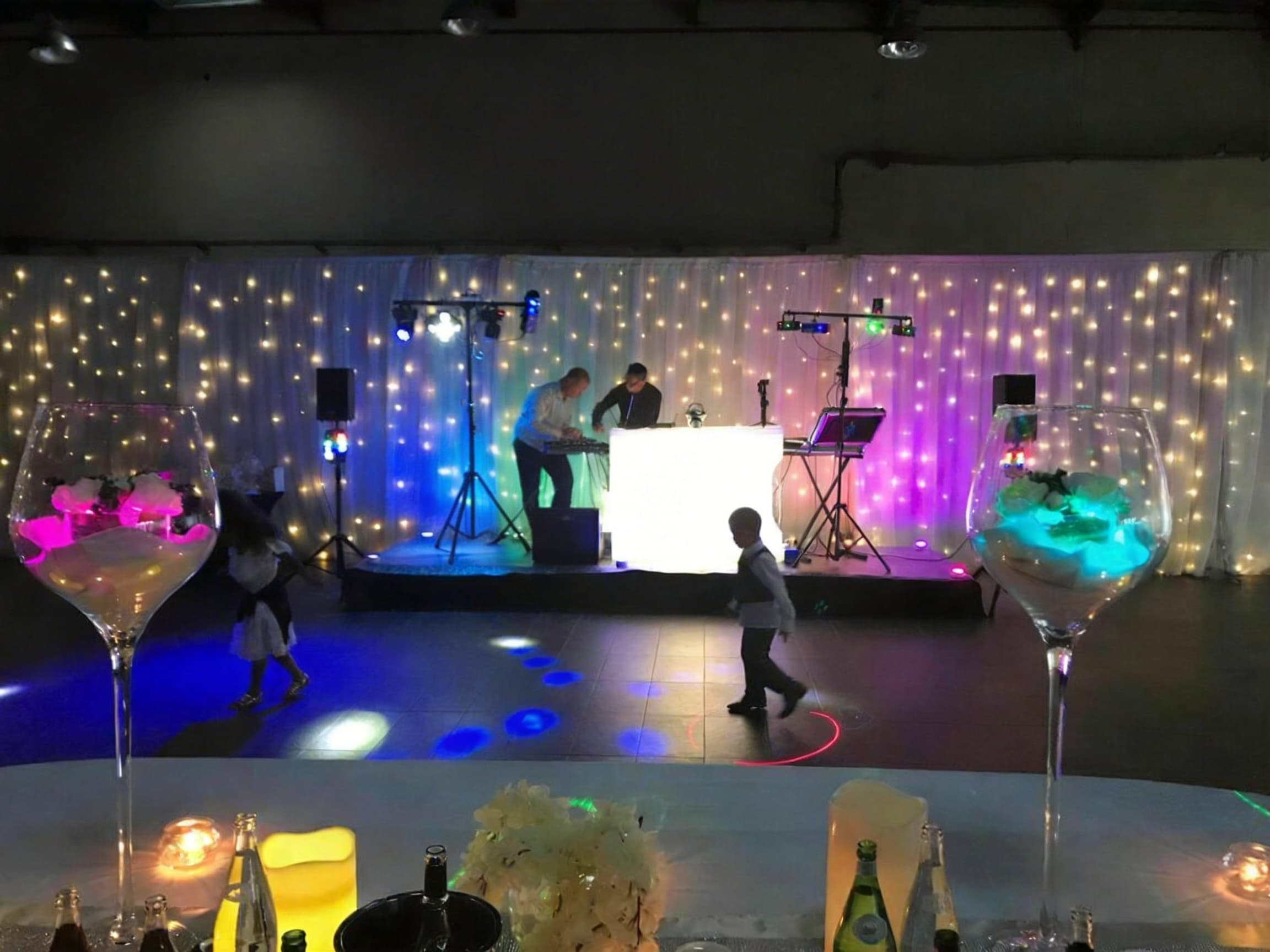 Piste de danse avec DJ et jeux de lumière