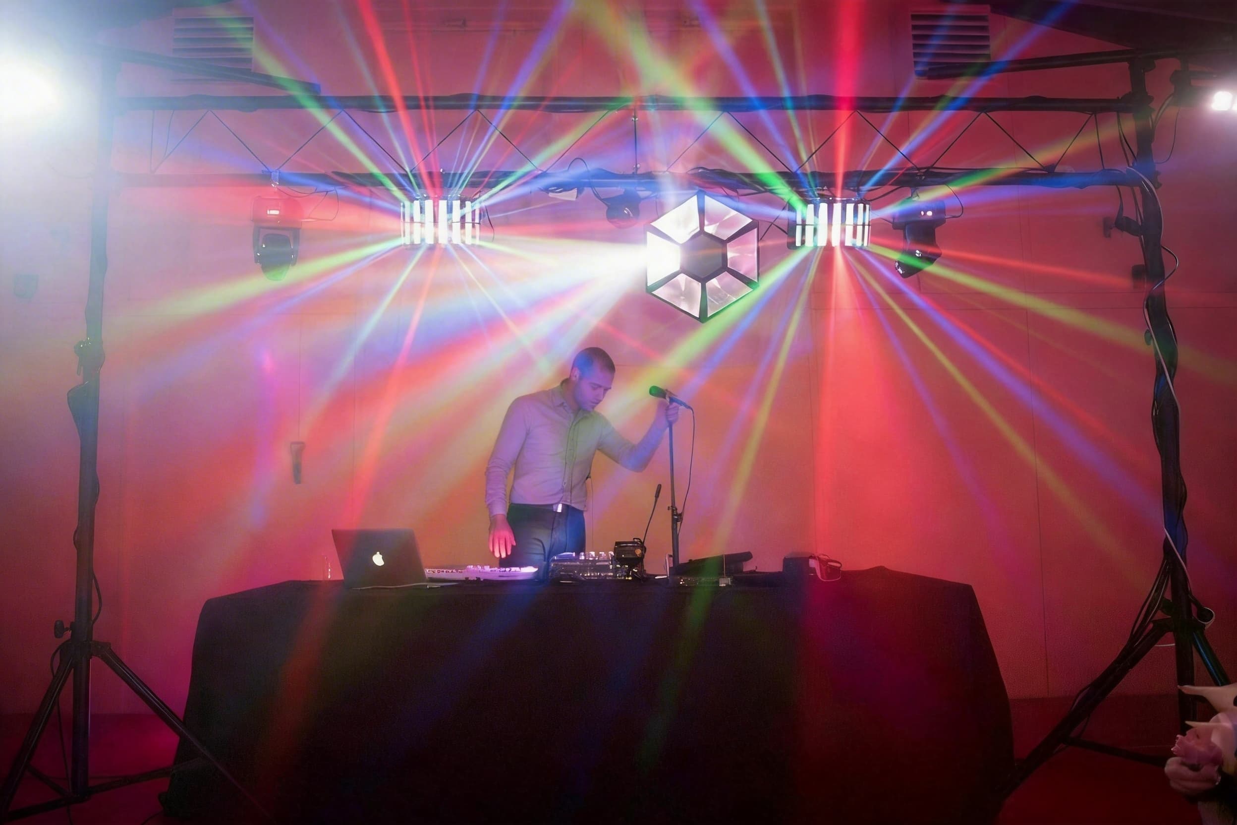 DJ avec jeux de lumières spectaculaires