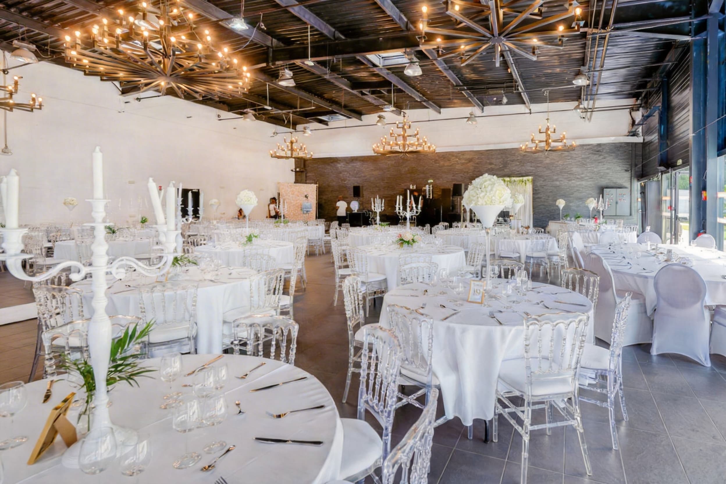 Grande salle avec lustres et chandeliers