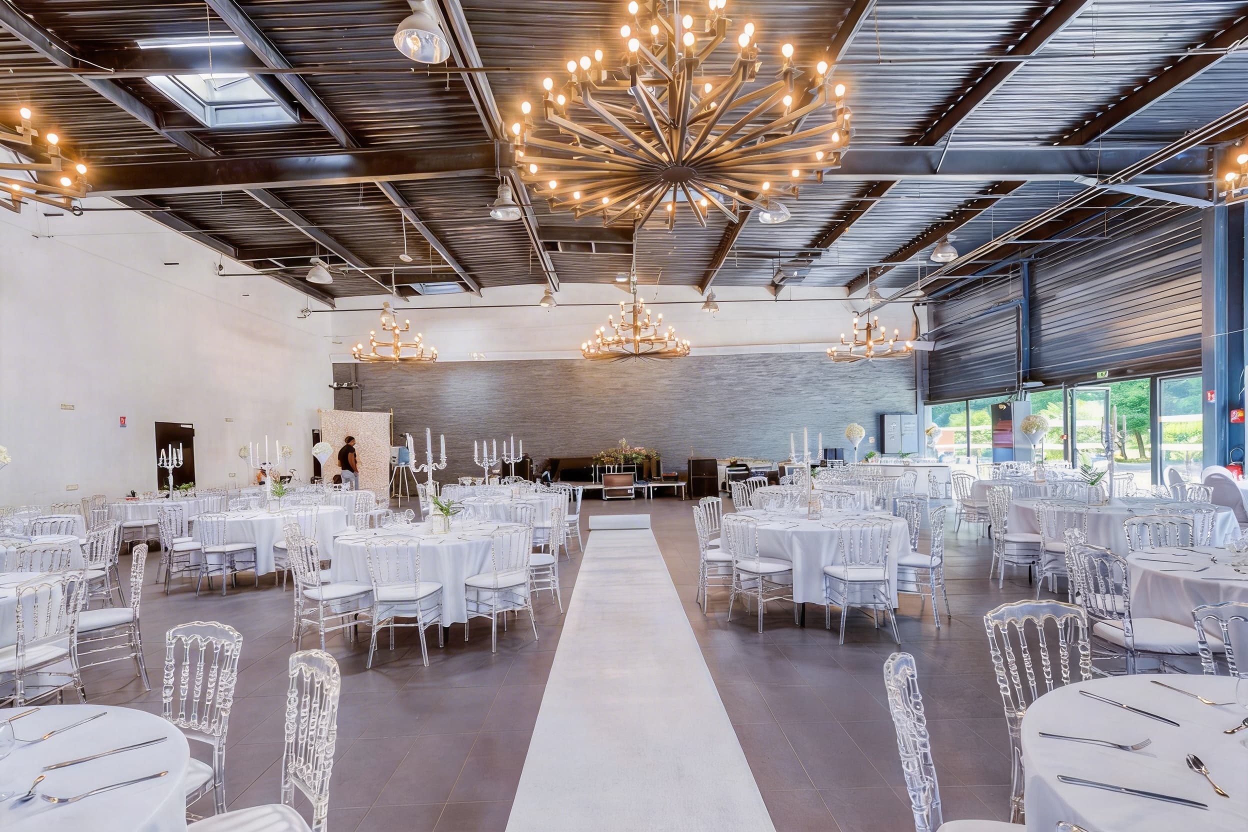 Grande salle de réception L'Art d'Oise avec lustres et tables dressées