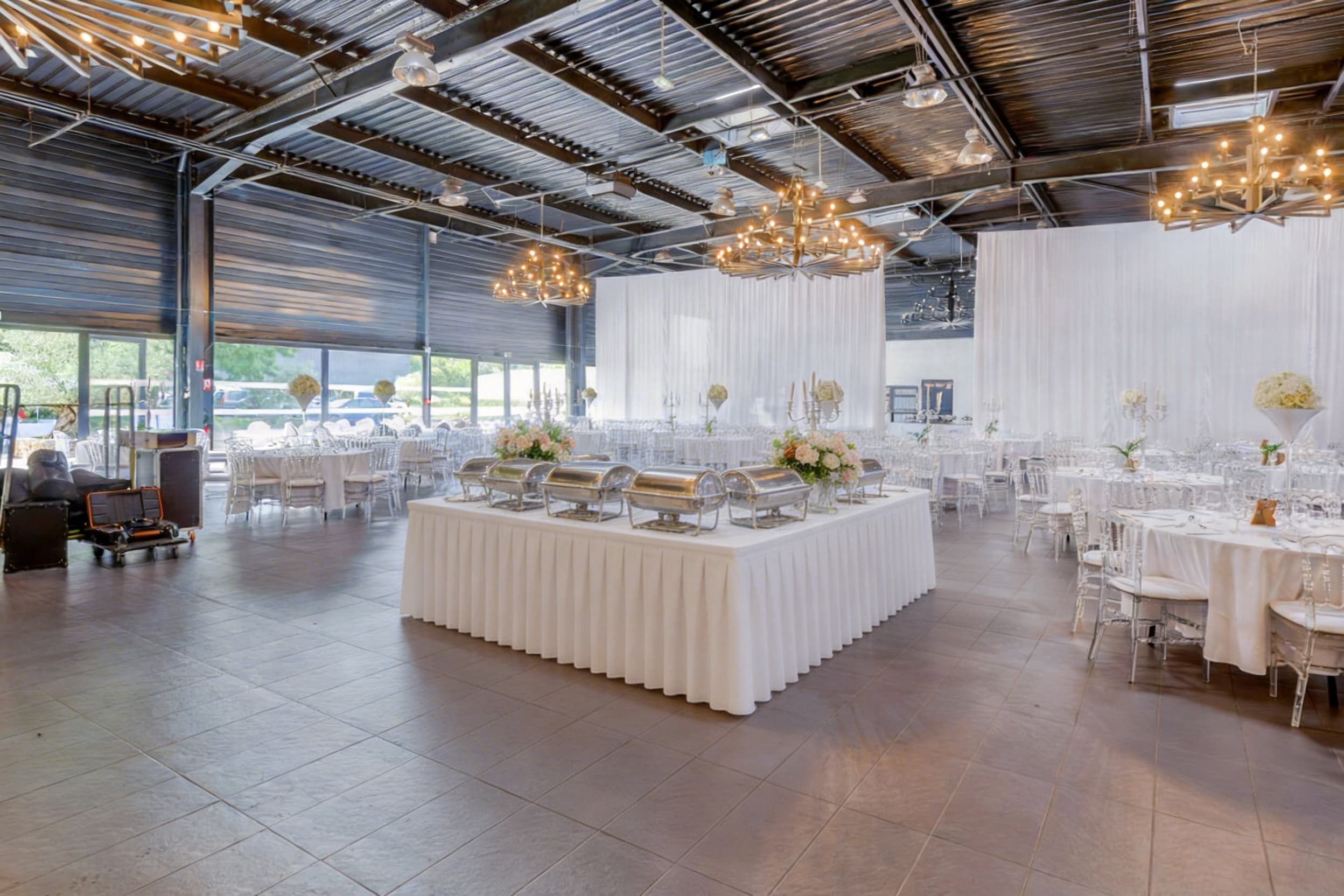 Grande salle avec buffet et lustres