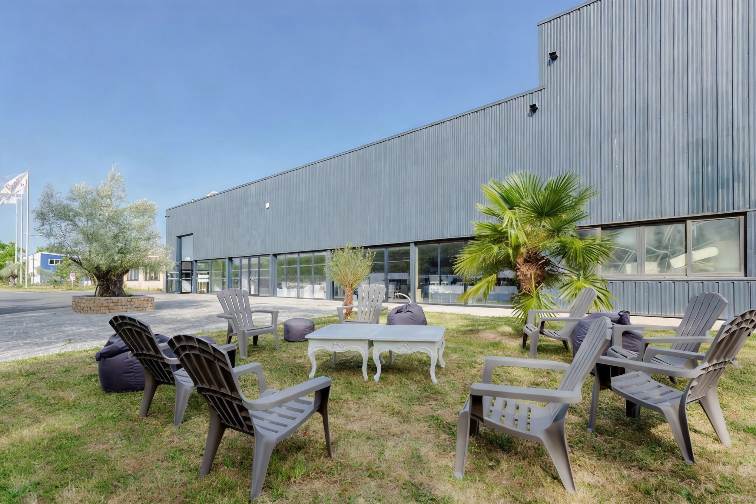 Terrasse et salon extérieur avec palmiers